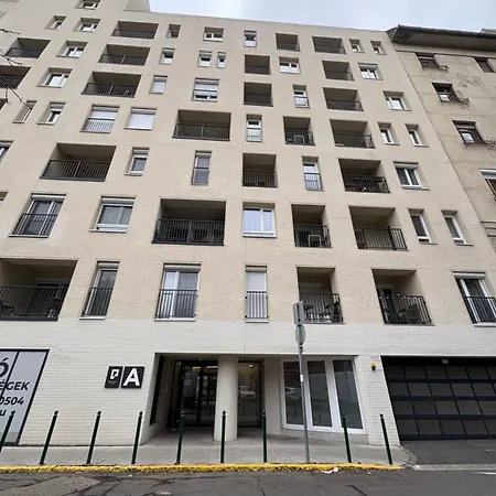 Danube 3 Beds With Big Balcony Parking 10euro A Day Apartmán