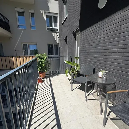 Danube 3 Beds With Big Balcony Parking 10euro A Day Budapešť